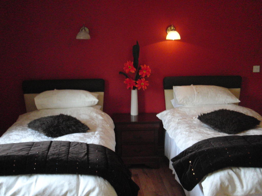 Bed and Breakfast Woodlands House Фарранфор Номер фото