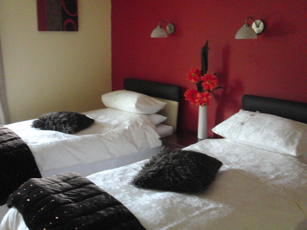 Bed and Breakfast Woodlands House Фарранфор Номер фото