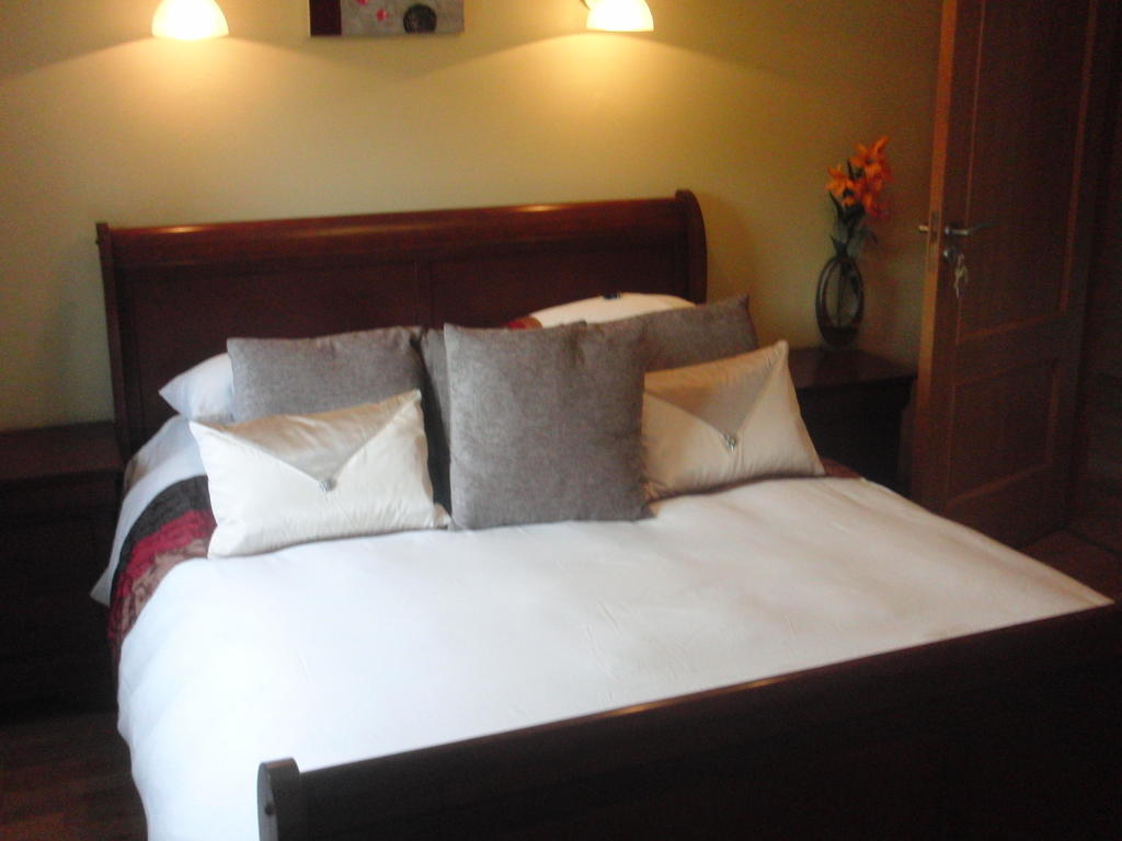 Bed and Breakfast Woodlands House Фарранфор Номер фото