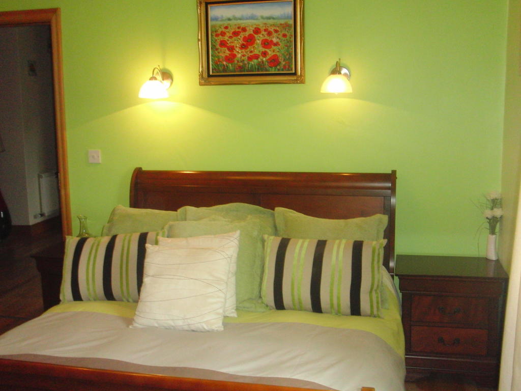 Bed and Breakfast Woodlands House Фарранфор Номер фото