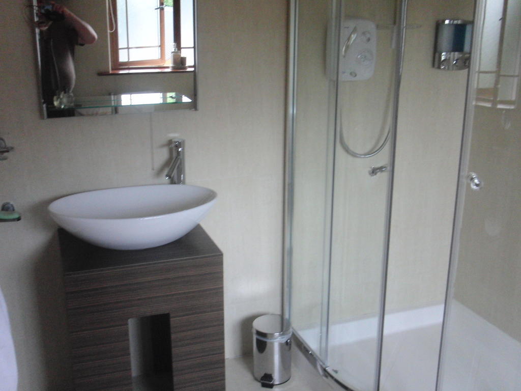 Bed and Breakfast Woodlands House Фарранфор Номер фото