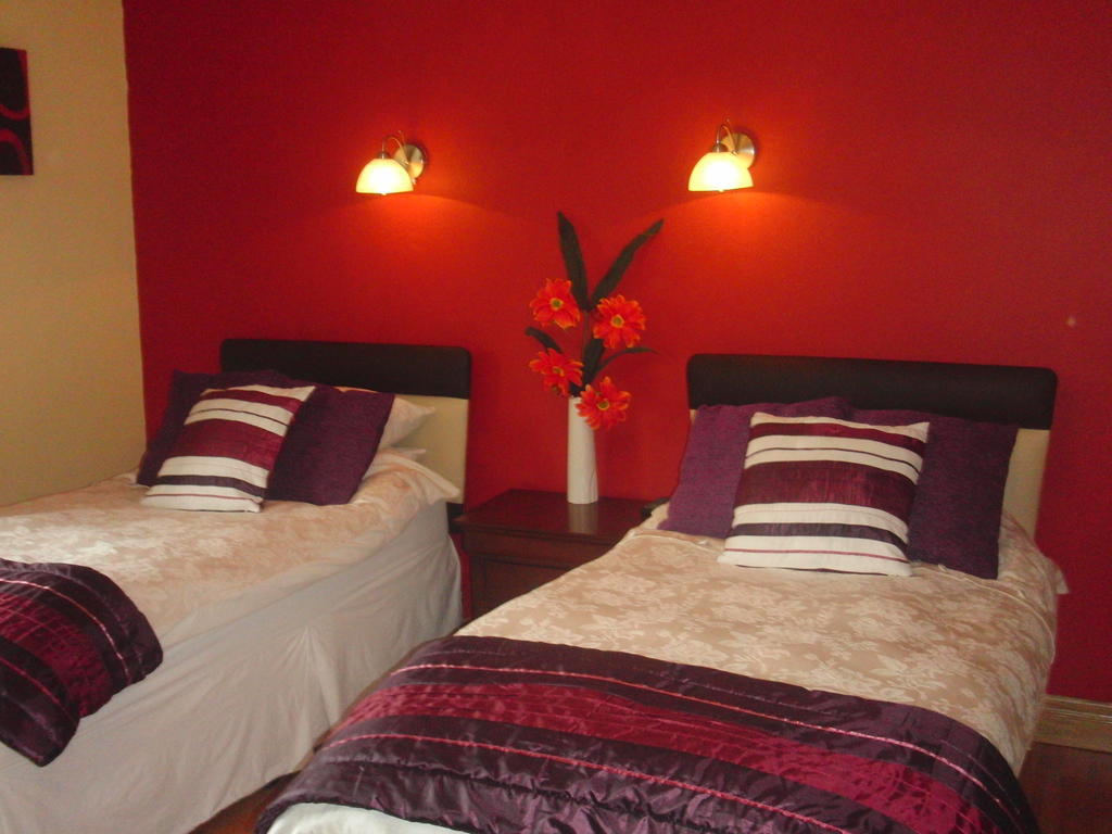 Bed and Breakfast Woodlands House Фарранфор Номер фото